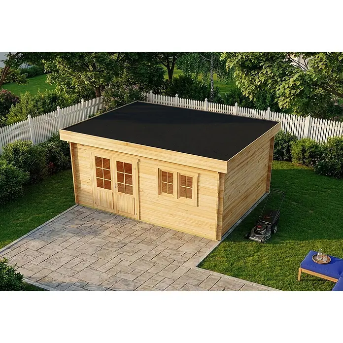 Alpholz Gartenhaus Spree B - Außenmaß inkl. Dachüberstand (B x T): 520 x 420 cm, Holz, Naturbelassen - Holz-Gartenhaus mit schwarzem Flachdach, neben einer gepflasterten Terrasse.