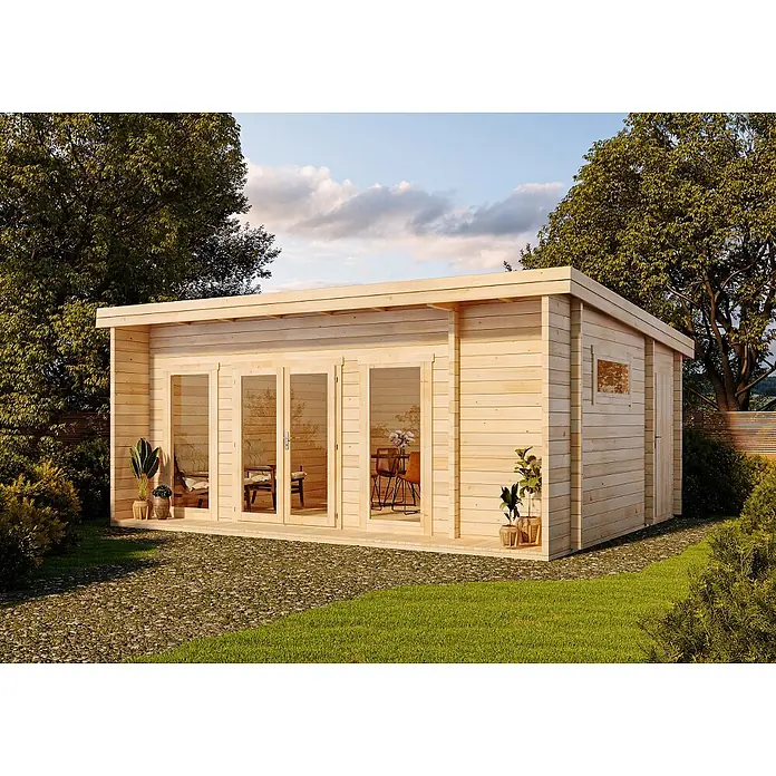 Alpholz Gartenhaus Carla 70 - Außenmaß inkl. Dachüberstand (B x T): 622 x 492 cm, Holz, Naturbelassen - Helles Gartenhaus aus Holz mit Flachdach, Glastüren und Seitenfenstern in einer Gartenumgebung.
