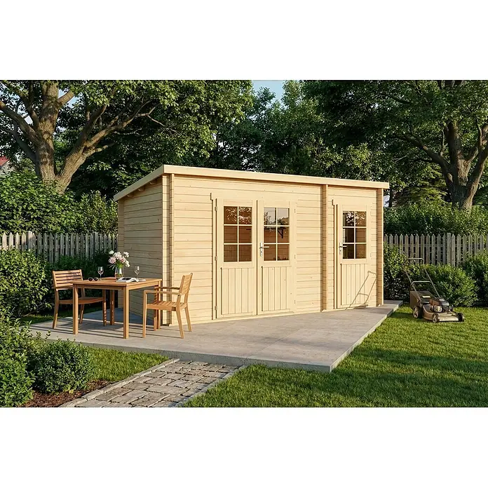 Alpholz Gartenhaus Maria - Außenmaß inkl. Dachüberstand (B x T): 450 x 272 cm, Holz, Naturbelassen - Gartenhaus aus hellem Naturholz mit Doppel- und Einzeltüren, auf einer Betonterrasse neben Gartenmöbeln und Rasenmäher im grünen Garten.