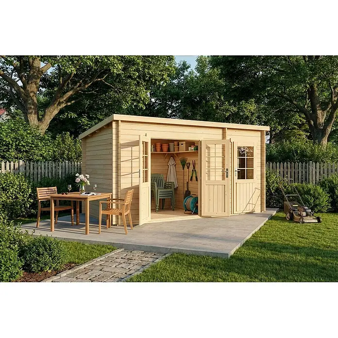 Alpholz Gartenhaus Maria - Außenmaß inkl. Dachüberstand (B x T): 450 x 272 cm, Holz, Naturbelassen - Geräumiges helles Holz-Gartenhaus mit Doppeltüren, einer Seitentür mit Fenster und Terrasse, in einem grünen Garten.