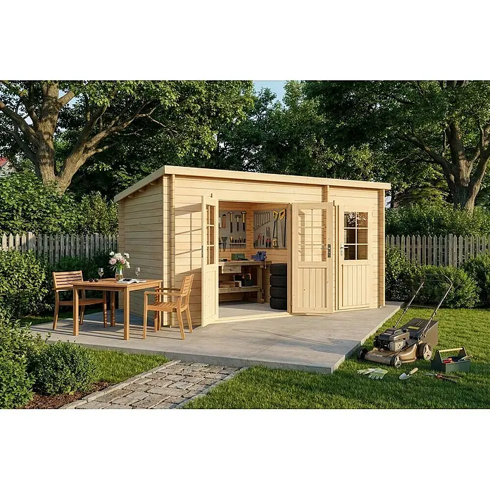 Alpholz Gartenhaus Maria - Außenmaß inkl. Dachüberstand (B x T): 450 x 272 cm, Holz, Naturbelassen - Gartenschuppen aus Naturholz mit offenen Türen und Werkzeugen, daneben eine Terrasse mit Gartenmöbeln in grüner Umgebung.