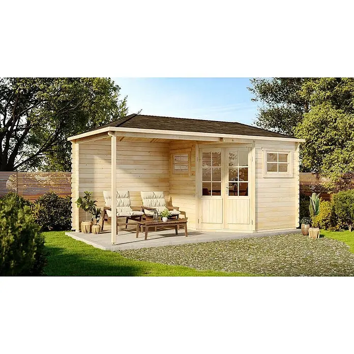 Alpholz Gartenhaus Franz - Außenmaß inkl. Dachüberstand (B x T): 510 x 260 cm, Holz, Naturbelassen - Gartenhaus aus hellem Holz mit kleiner Veranda, eingerichtet mit zwei Stühlen und einem Tisch, in einem grünen Garten.
