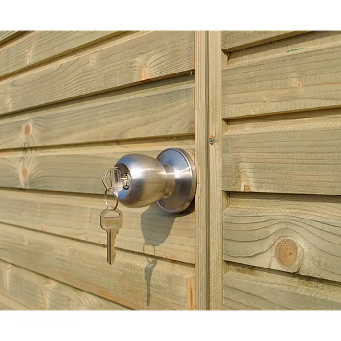 Alpholz Gartenhaus QB - Außenmaß inkl. Dachüberstand (B x T): 420 x 300 cm, Holz, Braun - Türknauf aus gebürstetem Metall mit Schlüssel in hellem Holzzaun.