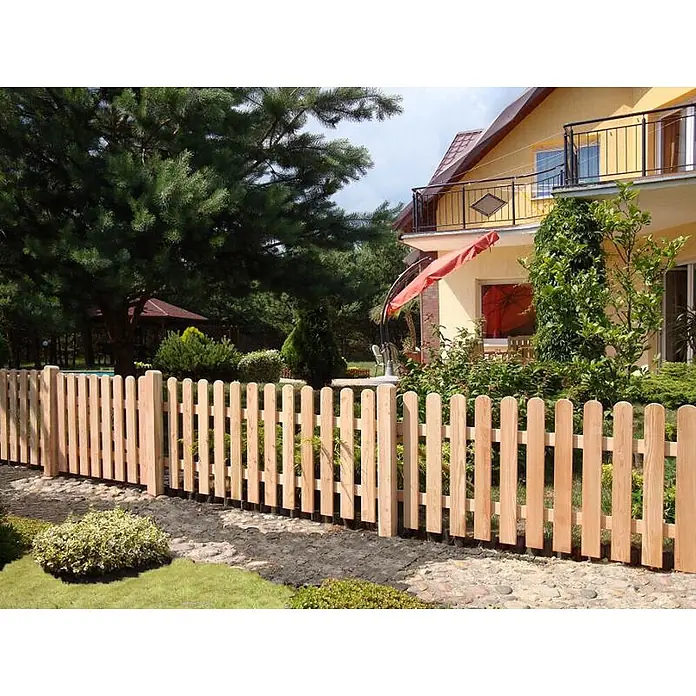 GartenLand Zauntor Vorgartenzaun MAILAND gerade - 100 x 80 cm, Lärche, Holz - Heller Holzzaun aus Naturholz in einem Garten, der einen gepflasterten Weg vom Grün trennt.