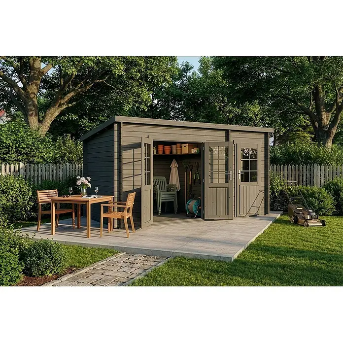 Alpholz Gartenhaus Maria - Außenmaß inkl. Dachüberstand (B x T): 450 x 272 cm, Holz, Grau - Graues Gartenhaus aus Holz in grüner Umgebung. Offene Türen zeigen Gartengeräte und Stühle. Eine Outdoor-Essgruppe steht auf der angrenzenden Terrasse.