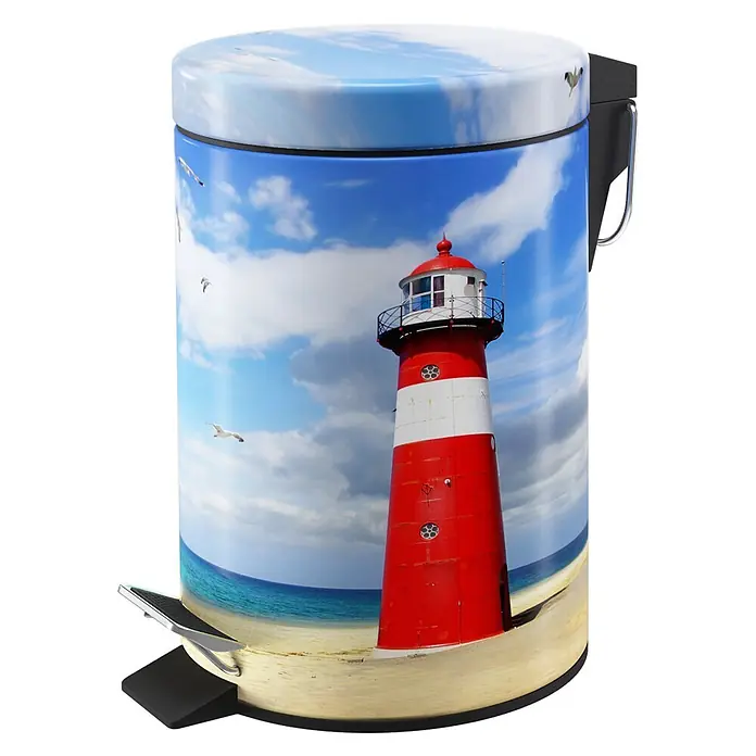 SANILO Kosmetikeimer Leuchtturm - 3 l, Metall, Blau|Rot|Beige|Weiß - Treteimer mit rot-weißem Leuchtturm am Strand, blauem Himmel und Wolken. Mit schwarzem Pedal und Griff.