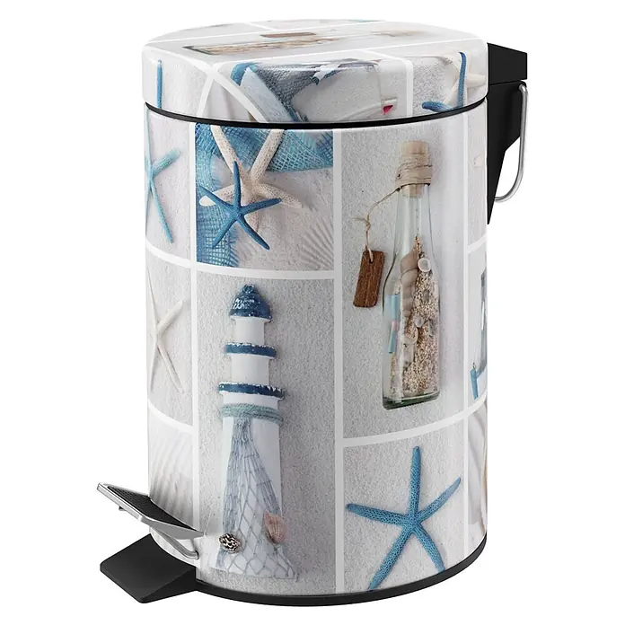 SANILO Kosmetikeimer Meeresbrise - 3 l, Metall, Beige|Blau|Creme - Weißer Tretmülleimer mit maritimer Collage, die blaue Seesterne, einen Leuchtturm und eine Flaschenpost zeigt. Er hat ein schwarzes Pedal und Rand.
