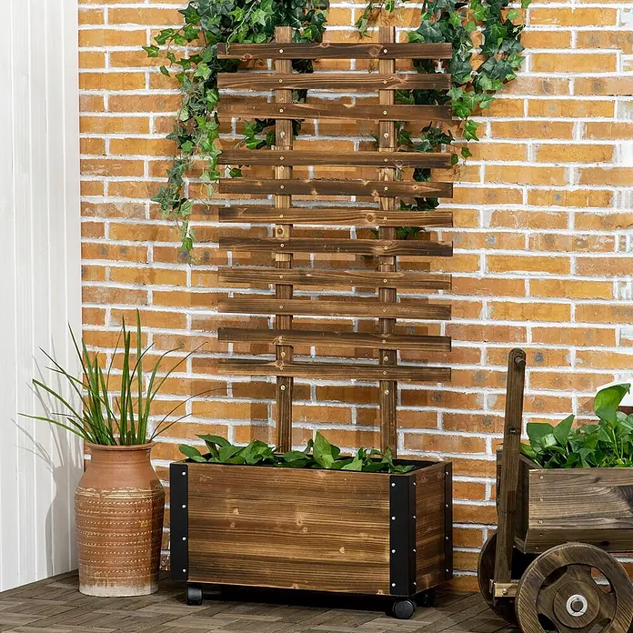 Furnicato Hochbeet - 65 x 31 x 147 cm, Holz, Verkohlt - Dunkelbrauner Holzpflanzkasten mit integriertem Spalier für Kletterpflanzen, neben einem dekorativen Holzwagen-Pflanzkasten, beide mit grünen Pflanzen.