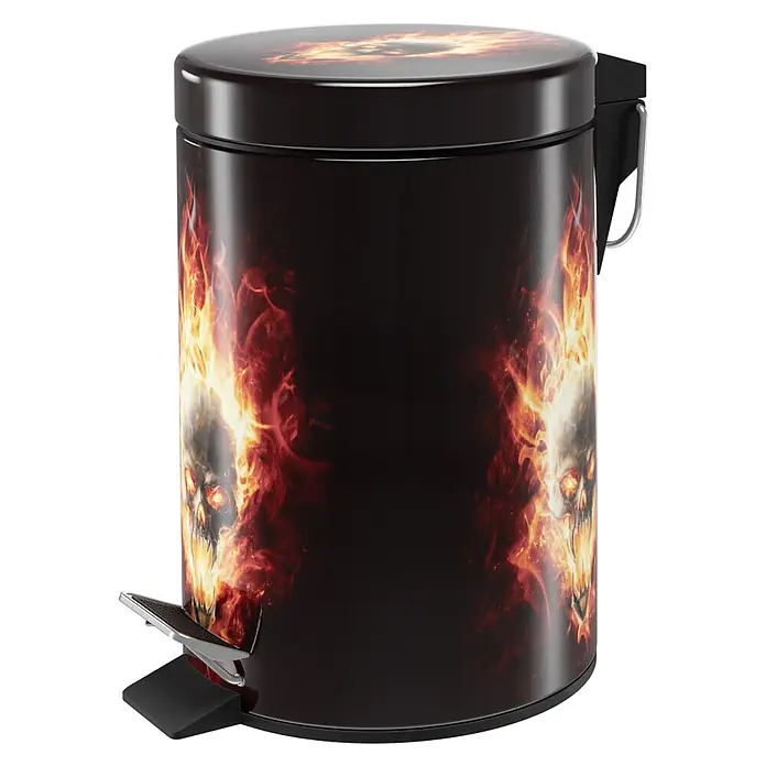 SANILO Kosmetikeimer Totenkopf in Flammen - 3 l, Metall, Schwarz|Rot|Gelb - Schwarzer Treteimer mit einem feurigen Totenkopf-Design an den Seiten und auf dem Deckel, ausgestattet mit einem verchromten Pedal und einem Tragegriff.
