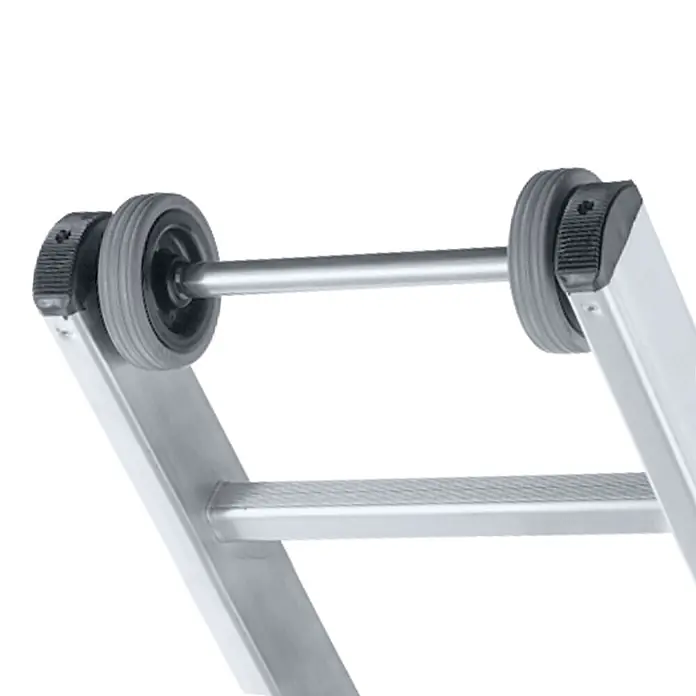 Zarges Mehrzweckleiter Mehrzweckleiter Skymaster Plus X 3x10 Stufen - Anzahl Tritte: 10 Stk., Arbeitshöhe: 7.650 m, Aluminium - Oberer Teil einer silbernen Leiter mit grauen Transporträdern auf einer Stange montiert.