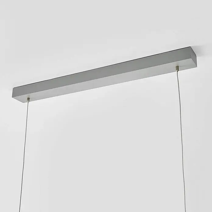 Arcchio Pendelleuchte Jolinda - alu / grau / zink, silber (RAL 9006) - Graue, rechteckige Deckenhalterung für Pendelleuchte mit zwei dünnen Aufhängeseilen.
