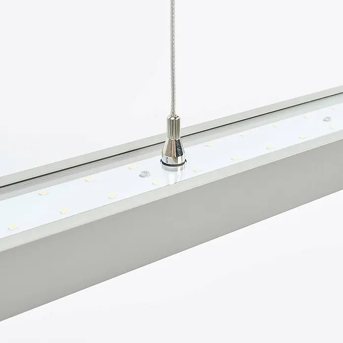 Arcchio Pendelleuchte Jolinda - alu / grau / zink, silber (RAL 9006) - Nahaufnahme einer silbernen Aluminium-LED-Lichtleiste mit Kabelaufhängung.