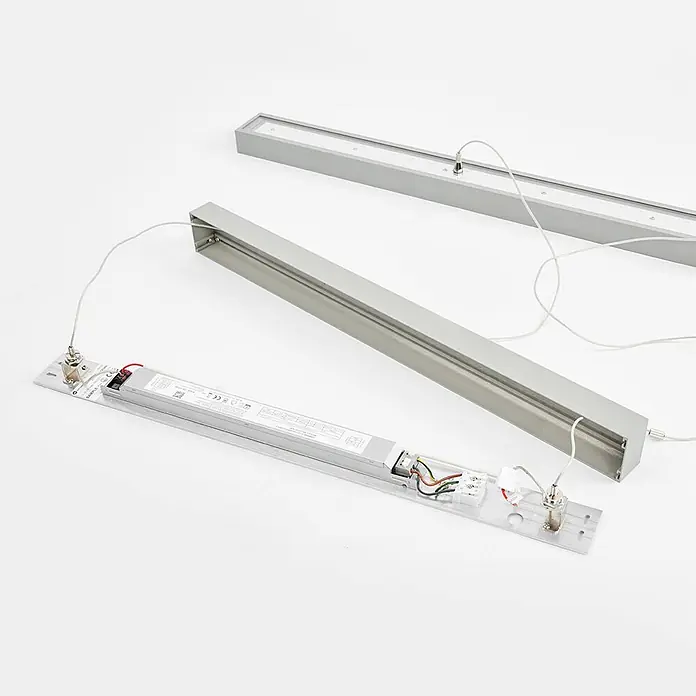 Arcchio Pendelleuchte Jolinda - alu / grau / zink, silber (RAL 9006) - Demontierte graue Aluminium-Linear-LED-Leuchte mit interner Elektronik und Aufhängekabeln.