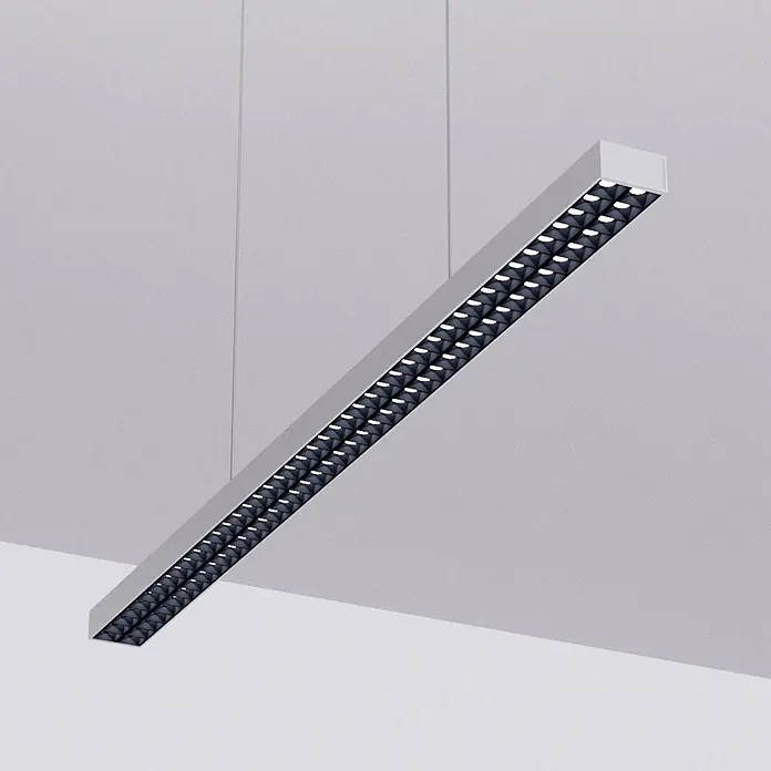 Arcchio Pendelleuchte Jolinda - alu / grau / zink, silber (RAL 9006) - Eine lange, abgehängte lineare LED-Leuchte mit grauem Gehäuse und schwarzem Waben-Diffusor, der helle weiße Leuchtzellen zeigt.