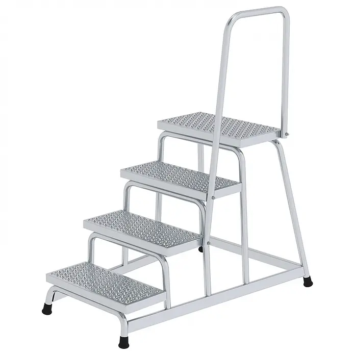 MUNK Arbeitspodest R13 starr mit Handlauf 4 Stufen -  - Silberne 4-stufige Industrietreppe mit rutschfesten Trittflächen und integriertem Handlauf.