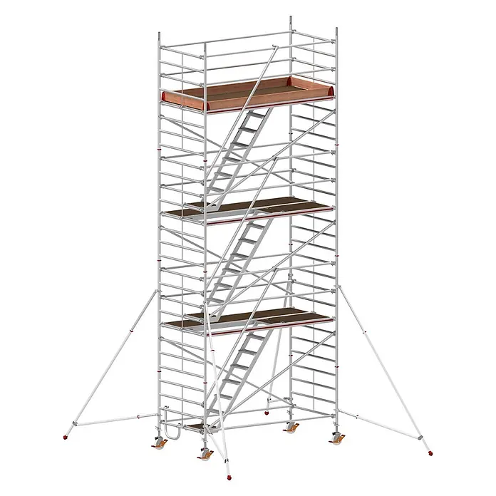 Hymer Rollgerüst Treppen Fahrgerüst mit Fahrtraverse 10,6m AH - Arbeitshöhe: 10.600 m - Hoher silberner Fahrgerüstturm mit drei Arbeitsplattformen und internen Treppen. Mit Auslegern für Stabilität und orangefarbenen Lenkrollen.