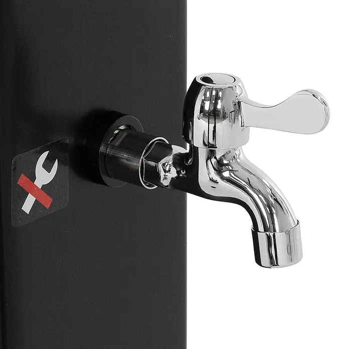 ML-Design Solardusche 40L Eckig mit Fußdusche und Regenduschkopf warmes Wasser - Kunststoff, Schwarz - Verchromter Wasserhahn mit Hebelgriff an einer schwarzen Platte, mit einem "keine Werkzeuge"-Warnaufkleber.