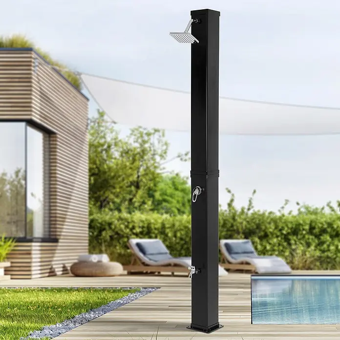ML-Design Solardusche 40L Eckig mit Fußdusche und Regenduschkopf warmes Wasser - Kunststoff, Schwarz - Schwarze Außendusche mit Duschkopf und Wasserhahn auf Holzdeck am Pool.