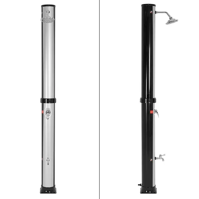 ML-Design Solardusche 35L Rund mit Fußdusche und Regenduschkopf warmes Wasser - Kunststoff, Silber, Schwarz - Zwei Außenduschen mit Solarfunktion, eine silberne und eine schwarze, mit Chrombrauseköpfen und Wasserhähnen.