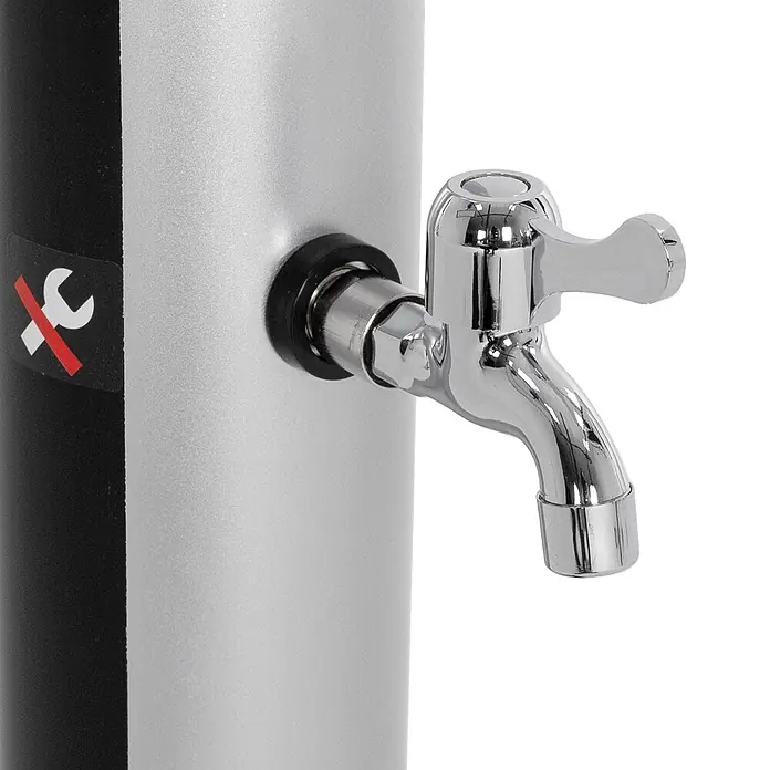 ML-Design Solardusche 20L Rund mit Fußdusche und Regenduschkopf warmes Wasser - Kunststoff, Silber, Schwarz - Verchromter Zapfhahn mit Hebelgriff an einem silber-schwarzen Getränkespender.