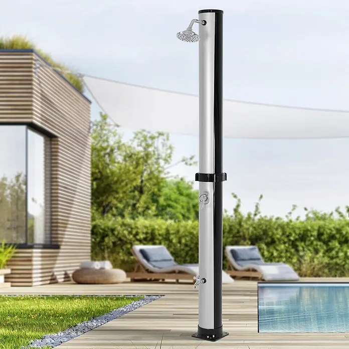 ML-Design Solardusche 35L Rund mit Fußdusche und Regenduschkopf warmes Wasser - Kunststoff, Silber, Schwarz - Zweifarbige (silber-schwarz) Außendusche mit Chromarmaturen auf Holzdeck am Pool.