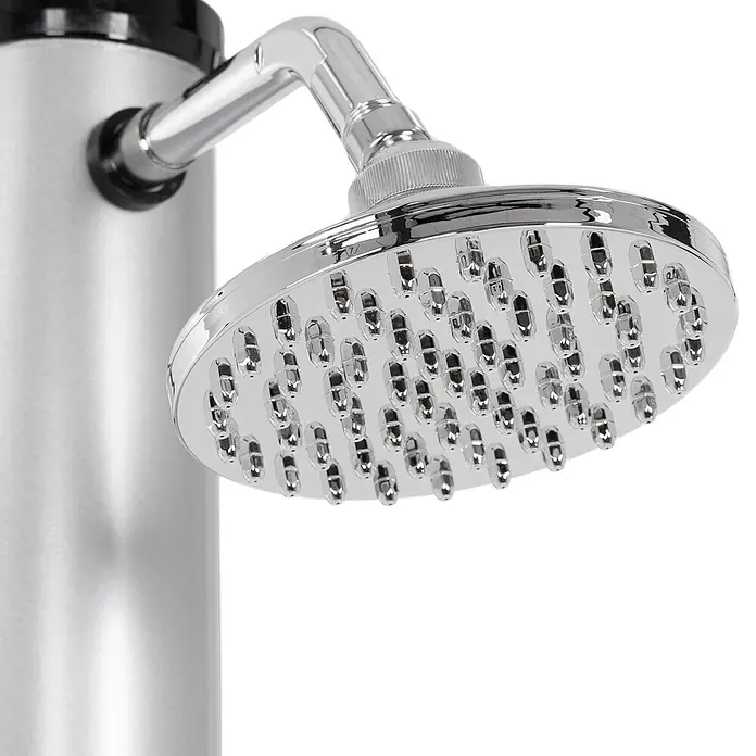 ML-Design Solardusche 20L Rund mit Fußdusche und Regenduschkopf warmes Wasser - Kunststoff, Silber, Schwarz - Verchromter Duschkopf mit mehreren Düsen an einer silbernen zylindrischen Duschsäule.