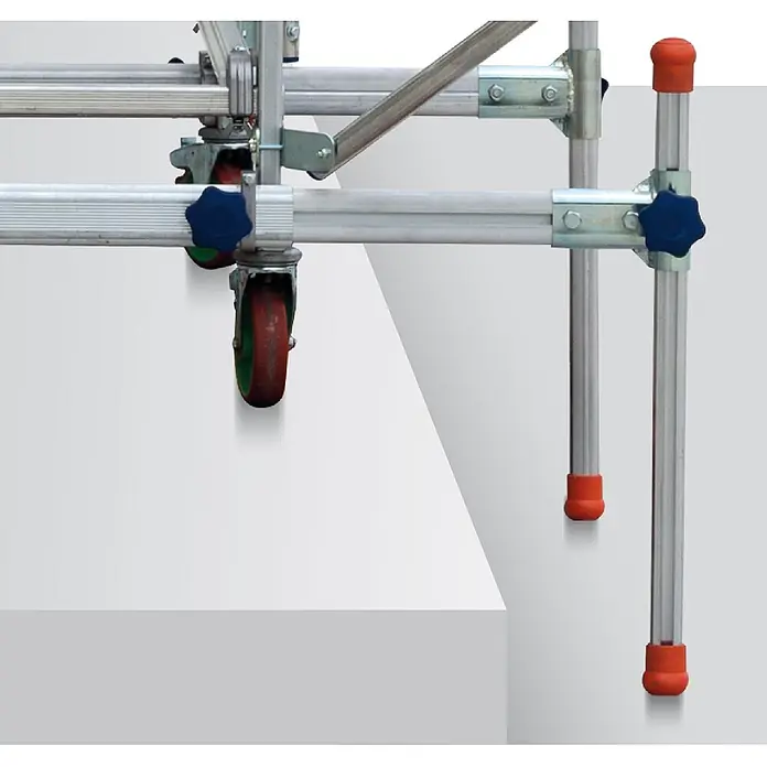 Facal Rollgerüst Fahrgerüst ALTO Grundgerüst + 1 Aufstockung 4,8m AH - Arbeitshöhe: 3.000 m - Aluminium-Gerüststruktur mit orangefarbenen Rollen, blauen sternförmigen Einstellknöpfen und orangefarbenen Schutzkappen.