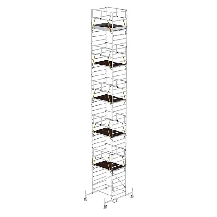 MUNK Rollgerüst SG mit Doppelplattform 1,35x1,80m Plattform 13,62m AH -  - Hoher, mehrstufiger Aluminium-Rollgerüstturm mit dunkelbraunen Plattformen und roten Rollen.