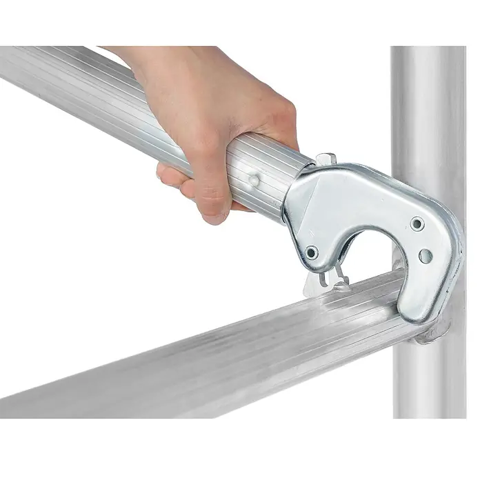 Hymer Rollgerüst Treppen-Fahrgerüst 5,64m Gerüsthöhe - Arbeitshöhe: 6.400 m - Hand befestigt eine silberne Aluminium-Gerüstquerstrebe mit Hakenmechanismus an einem vertikalen Gerüstpfosten.