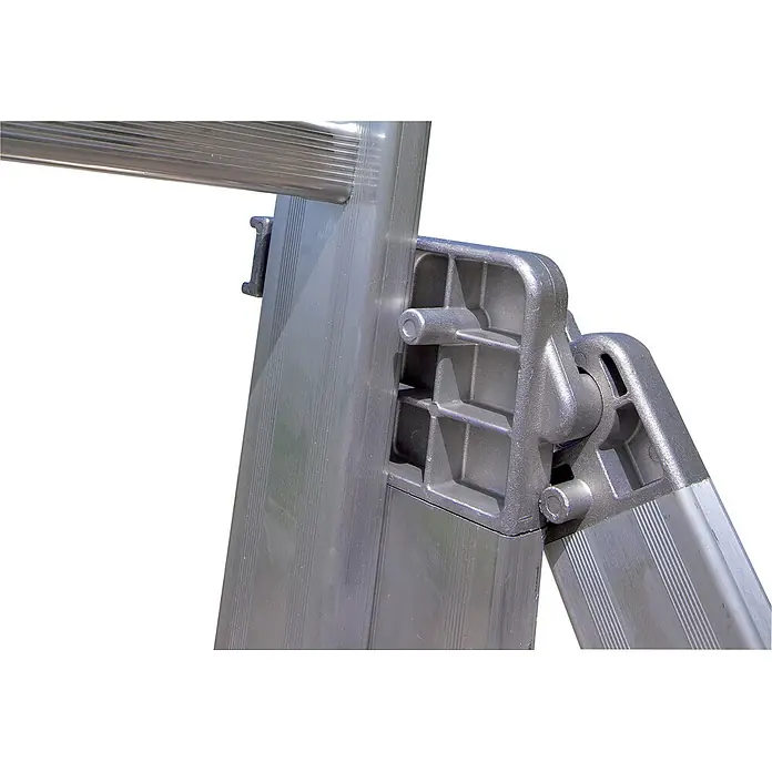 Facal Mehrzweckleiter Mehrzweckleiter 3-teilig GENIA S300 3x12 Sprossen - Anzahl Tritte: 12 Stk., Arbeitshöhe: 10.110 m, Aluminium - Nahaufnahme eines silbernen Aluminium-Leiterscharniers, das zwei Leiterabschnitte mit Sprossen verbindet.