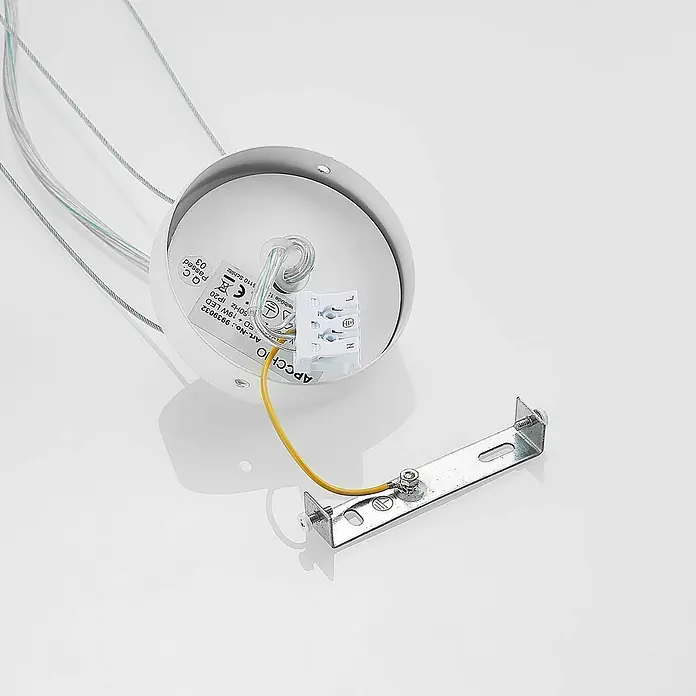 Arcchio Pendelleuchte Vanida - L x B x H: 60 x 60 x 9 cm, weiß / opal, weiß - Weiße Deckenrosette für eine Pendelleuchte, zeigt interne Verkabelung, Erdungskabel und Metallhalterung.
