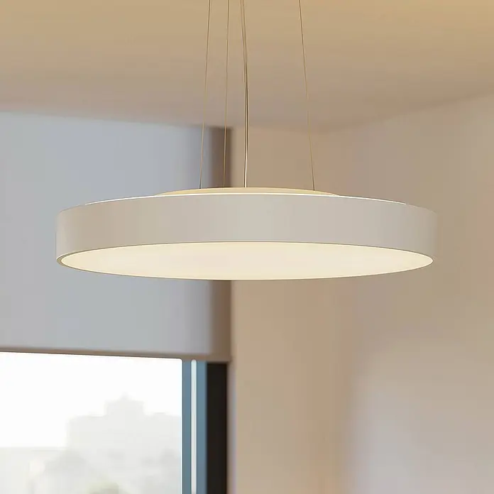 Arcchio Pendelleuchte Vanida - L x B x H: 60 x 60 x 9 cm, weiß / opal, weiß - Weiße runde Pendelleuchte beleuchtet einen Raum, von der Decke hängend.