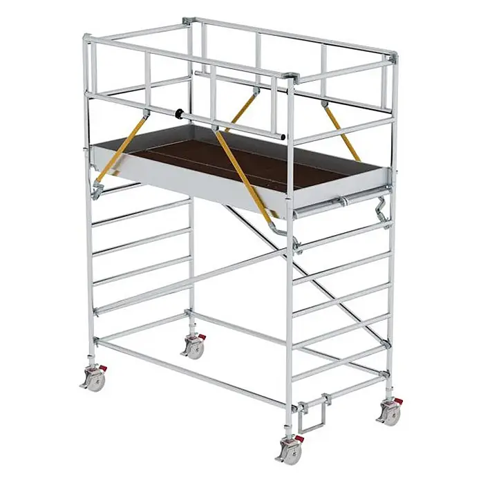 Munk Rollgerüst Rollgerüst SG mit Doppelplattform 1,35x2,45m Plattform 4,51m AH - Arbeitshöhe: 4.510 m - Silbernes Rollgerüst mit brauner Plattform und gelben Stützen, mit Rollen für leichte Bewegung.