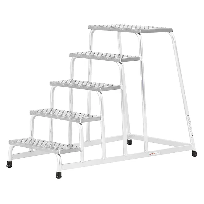 Hymer Arbeitsplattform Maschinentritt Aluminium-Lochblech R13 5 Stufen - Anzahl Tritte: 5 Stk., Arbeitshöhe: 3.000 m, Aluminium - Fünfstufige silberne Aluminiumtreppe mit rutschfesten Trittflächen und schwarzen Füßen.
