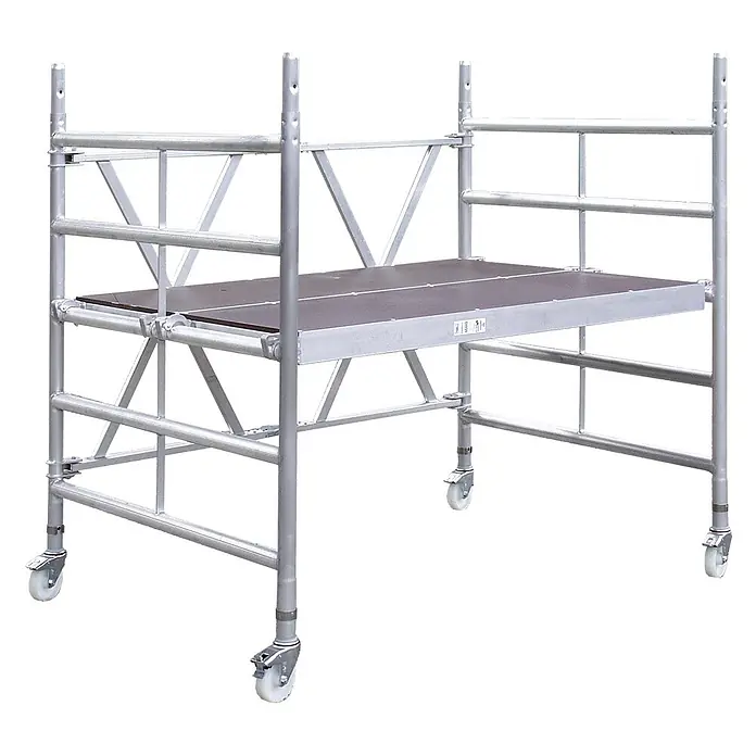 Iller Leiter Rollgerüst Professional Klappgerüst Grundeinheit 1,35x1,80 m | 2,95m AH - Arbeitshöhe: 2.950 m - Mobiles Aluminium-Rollgerüst mit dunkler Holzplattform und feststellbaren Rollen.