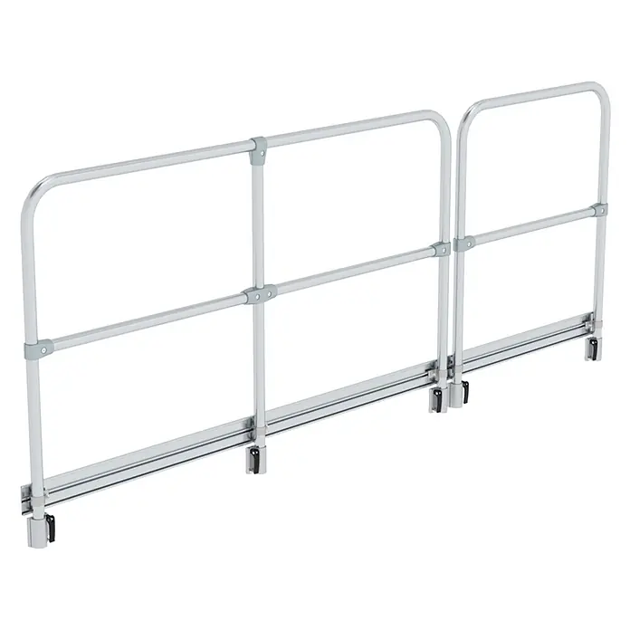 Munk Rollgerüst Geländer steckbar 3060mm Plattformlänge -  - Modulares silbernes Metallschutzgeländer mit zwei Abschnitten, horizontalen Stangen und vertikalen Stützen, befestigt an einer unteren Montageschiene.