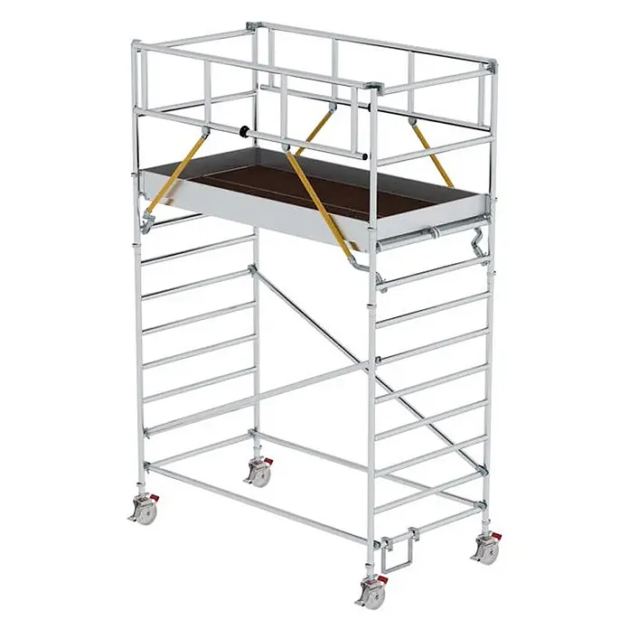 Munk Rollgerüst Rollgerüst SG mit Doppelplattform 1,35x2,45m Plattform 5,07m AH - Arbeitshöhe: 5.070 m - Mobiles Gerüst aus silbernem Metall mit brauner Plattform, Geländern und Rollen.