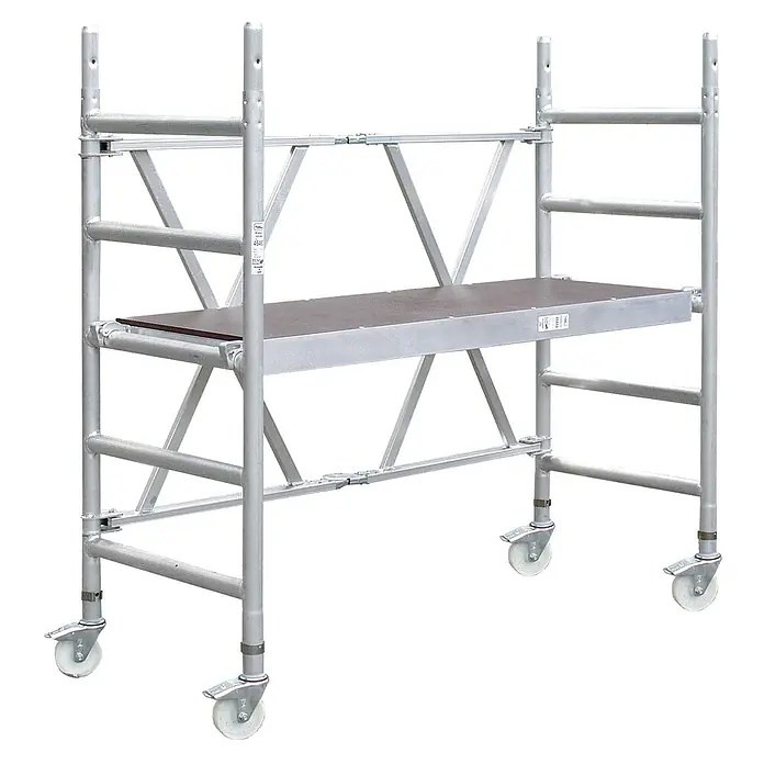 Iller Leiter Rollgerüst Professional Klappgerüst Grundeinheit 0,75x1,80 m | 2,95m AH - Arbeitshöhe: 2.950 m - Mobiles Gerüst aus silbernem Aluminium mit einer dunklen Arbeitsplattform und Lenkrollen.