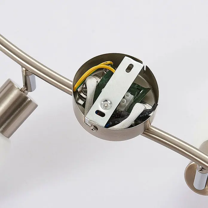 Lindby Deckenstrahler Arda - alu / grau / zink, E14 - Innenansicht einer Leuchtenabdeckung aus gebürstetem Metall, zeigt elektrische Verkabelung und Montagehalterung.