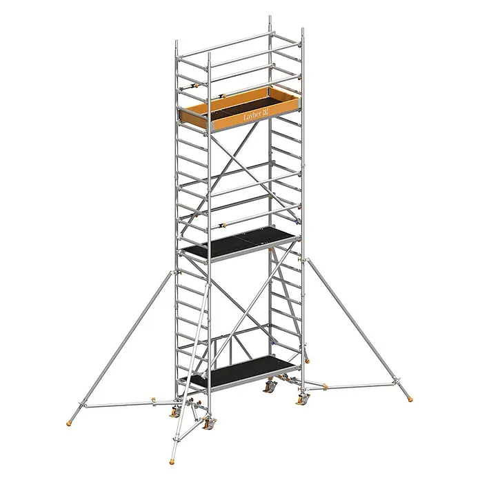 Layher Rollgerüst Rollgerüst Zifa P2 mit Uni Telegeländer und ausziehbare Gerüststützen 6 - Arbeitshöhe: 6.610 m - Hohes, silbergraues Aluminium-Rollgerüst mit schwarzen Arbeitsplattformen und orangefarbenen Stabilisatoren/Rädern, für erhöhte Arbeiten.