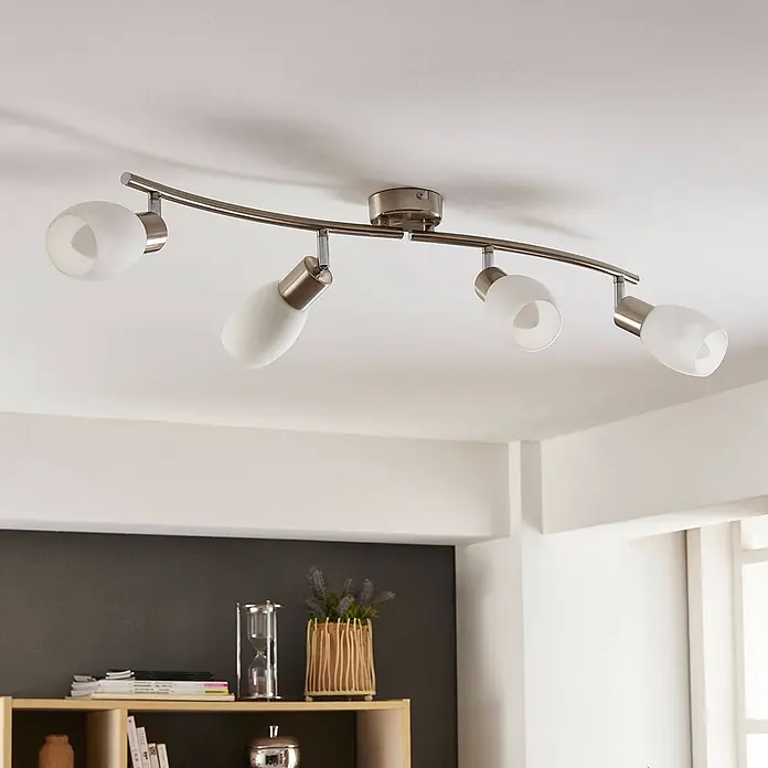 Lindby Deckenstrahler Arda - alu / grau / zink, E14 - Gebürstetes Nickel-Deckenstrahlersystem mit vier Milchglas-Spots an gebogener Schiene, an der Decke montiert.