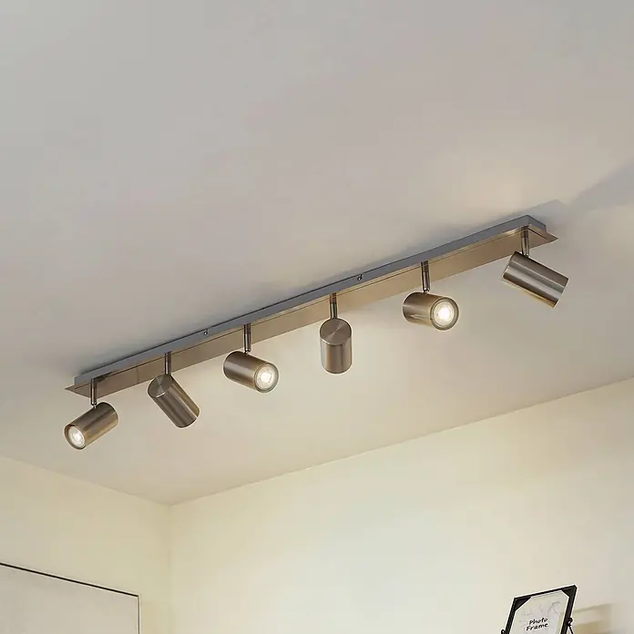 Lindby Deckenstrahler Joffrey - alu / grau / zink, alu / grau / zink, GU10 - Sechs verstellbare Deckenstrahler aus gebürstetem Metall auf einer Leiste, die den Raum beleuchten.
