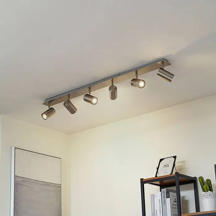 Lindby Deckenstrahler Joffrey - alu / grau / zink, alu / grau / zink, GU10 - Gebürstete Metall-Deckenleuchte mit sechs verstellbaren Strahlern, die einen Raum beleuchtet.
