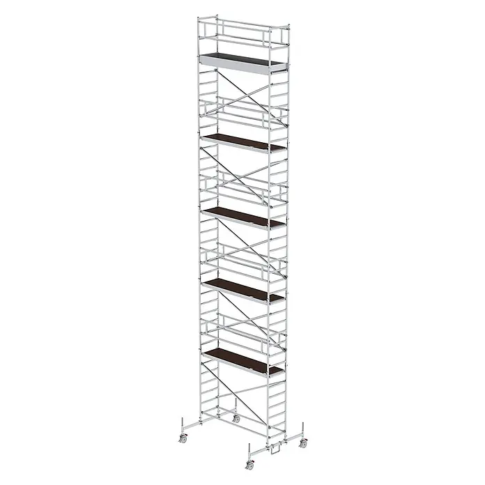 Munk Rollgerüst Rollgerüst mit Fahrbalken 0,75x2,45m Plattform 12,45m AH - Arbeitshöhe: 12.450 m - Hohes, silberfarbenes Fahrgerüst mit mehreren dunkelbraunen Holzplattformen und stabilen Auslegern auf Rollen.