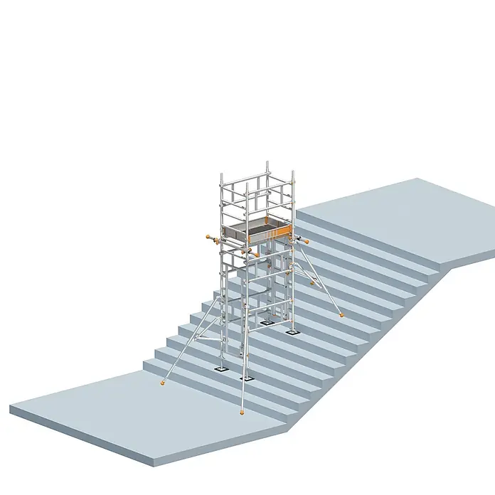 Layher Rollgerüst Treppen-Kit für Fahrgerüst SoloTower mit 2 Durchgängen 4,65m AH - Arbeitshöhe: 4.650 m - Modulares Aluminium-Gerüstturm mit orangefarbenen Akzenten, präzise auf einer grauen Treppe aufgebaut.