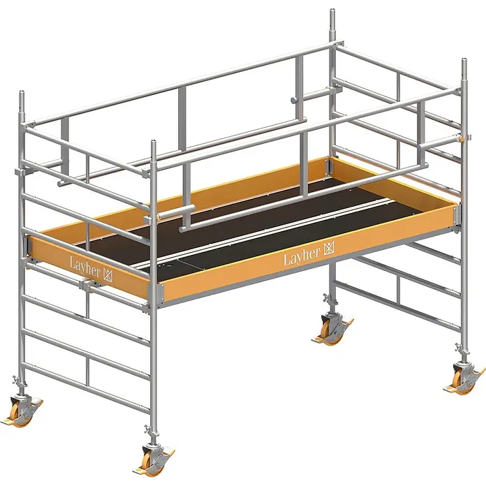 Layher Rollgerüst Rollgerüst Uni Breit P2 Safety Plus mit Doppelgeländer 3,20m AH - Arbeitshöhe: 3.200 m - Silbernes Rollgerüst mit orange-schwarzer Plattform, ausgestattet mit Geländern und feststellbaren Lenkrollen.