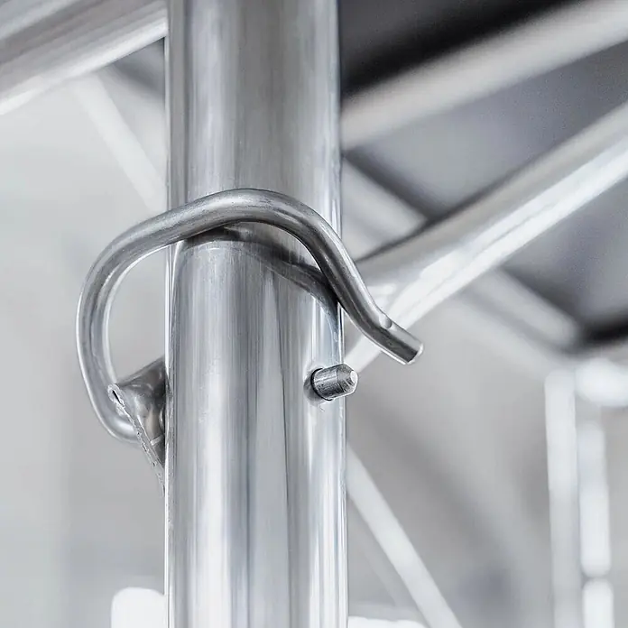 Werner Rollgerüst Tower Klappgerüst 7,00m AH - Arbeitshöhe: 6.900 m - Glänzende silberne Metallstange mit gebogenem Haken und kleinem Stift, Befestigungs- oder Verstellmechanismus.