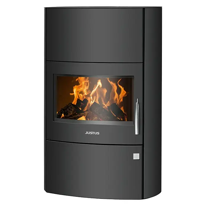 Justus Kaminofen Agero W+ - 7 kW, Raumheizvermögen: 144 m³, Material Verkleidung: Stahl, Schwarz - Elegantes Justus Kaminofen-Design mit loderndem Feuer. Der Ofen besticht durch sein modernes Aussehen und die hochwertige Verarbeitung.