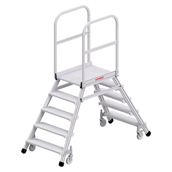 Hymer Podestleiter Podesttreppe 6189 fahrbar zweiseitig begehbar 2x5 Stufen - Anzahl Tritte: 5 Stk., Arbeitshöhe: 3.200 m, Aluminium - Silberne Aluminium-Arbeitsplattform mit rutschfesten Stufen, Handläufen und Rollen, ideal für sicheren Höhenzugang.