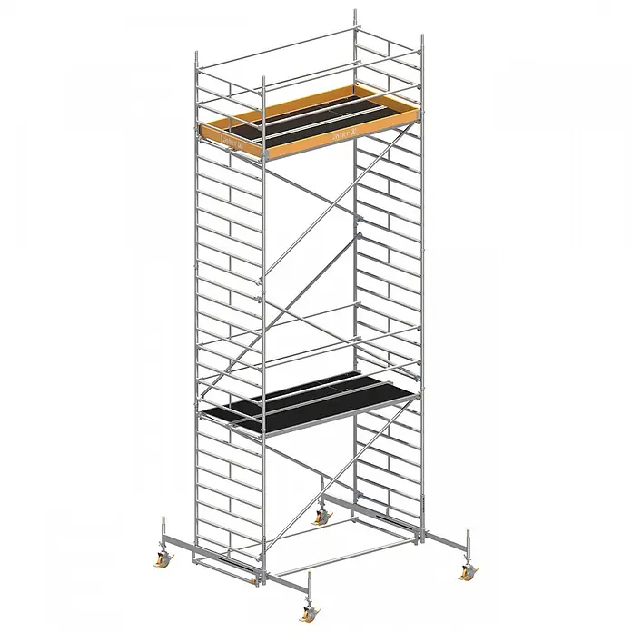 Layher Rollgerüst Rollgerüst Uni Breit 8,38m AH - Arbeitshöhe: 8.380 m - Mehrstöckiger Fahrgerüstturm aus silbergrauem Aluminiumrahmen mit orangefarbenen Akzenten, schwarzen Plattformen und orangefarbenen Lenkrollen.